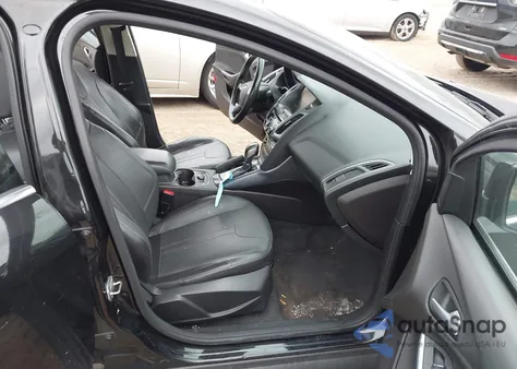 2014 Ford Focus Titanium z USA, uszkodzony, nr VIN 1FADP3J23EL175952